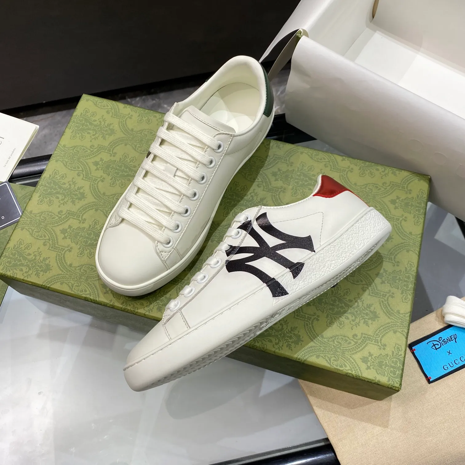👟👟Ex-factory price 440👟👟 Men's size +10 Gucci's GG white shoes, the same style as Ni Ni, have been popular in recent years; new colors are constantly updated; stars, Internet celebrities, live broadcasts, etc. will definitely plant grass and call them. Classic fashion style, 5D drawing printing; electric embroidery surface, etc... Original customized cowhide color, first layer of cowhide inside, original outsole... Shiny color drawing/electric embroidery surface embellished on the side of the shoe body, package production process‼ Size: Female 35-40# Male 39-46#